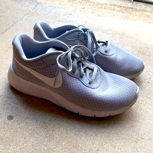 Boys Nike size 6.5 hardly worn